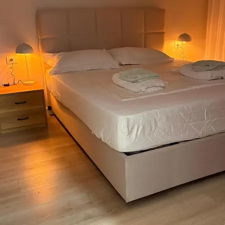 Sunkissed Sky - Qerret - New Modern Appartement